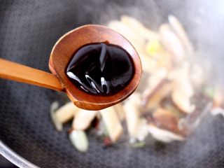 8、芹菜香菇北极虾小炒,这个时候加入蚝油调味调色。