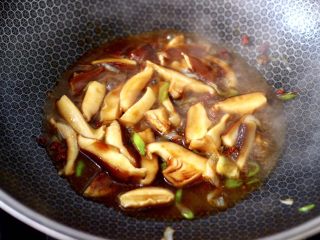 9、芹菜香菇北极虾小炒,大火翻炒至香菇变软。