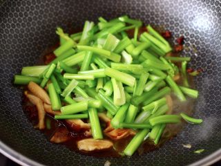 10、芹菜香菇北极虾小炒,放入焯好的芹菜。