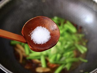 11、芹菜香菇北极虾小炒,根据个人口味，加入适量的盐调味。