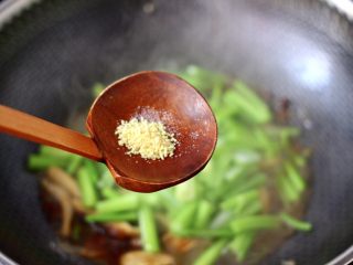 12、芹菜香菇北极虾小炒,再加入鸡精增加口感。