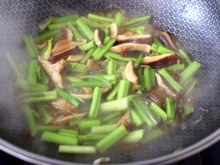 13、芹菜香菇北极虾小炒,大火继续快速翻炒片刻。