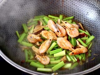 14、芹菜香菇北极虾小炒,加入煎好的北极虾。