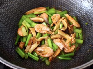 15、芹菜香菇北极虾小炒,大火把所有的食材，翻炒均匀即可关火。