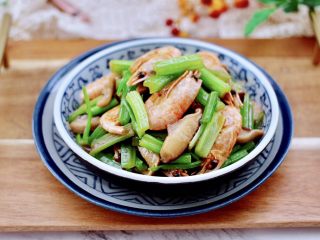 16、芹菜香菇北极虾小炒,鲜香味浓郁的芹菜香菇北极虾出锅咯。