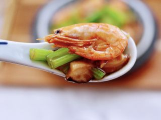 17、芹菜香菇北极虾小炒,下饭又下酒，米饭又多吃了一碗。