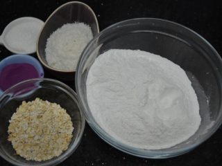 1、椰蓉燕麦馅紫薯汤圆,事先准备好材料