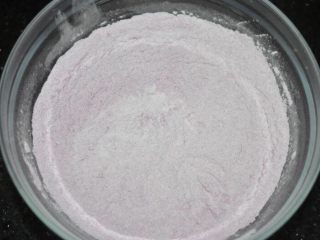 2、椰蓉燕麦馅紫薯汤圆,紫薯粉和糯米粉放一起，混合均匀