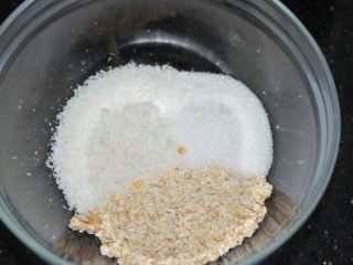 3、椰蓉燕麦馅紫薯汤圆,燕麦、椰蓉、砂糖放一起，混合均匀