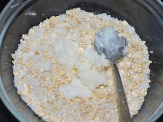 4、椰蓉燕麦馅紫薯汤圆,加入猪油