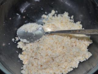 5、椰蓉燕麦馅紫薯汤圆,抓捏均匀，馅料包完汤圆后要剩一点馅料最好做汤。