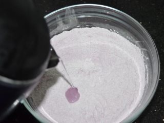 6、椰蓉燕麦馅紫薯汤圆,往紫薯糯米粉里加入开水，一边加一边搅拌