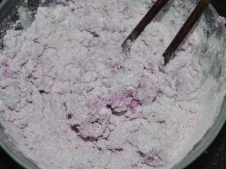 7、椰蓉燕麦馅紫薯汤圆,搅成絮状