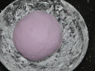 8、椰蓉燕麦馅紫薯汤圆,然后和成光滑面团