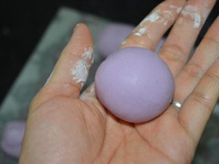 12、椰蓉燕麦馅紫薯汤圆,滚圆