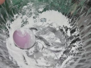 13、椰蓉燕麦馅紫薯汤圆,放入撒有糯米粉的碗里