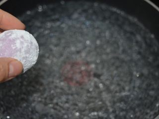 14、椰蓉燕麦馅紫薯汤圆,大火，烧一锅开水、放入汤圆