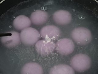 15、椰蓉燕麦馅紫薯汤圆,大火，烧一锅开水，放入汤圆，放进去马上用工具翻一下汤圆，让它滚一圈，这样能防止粘锅。