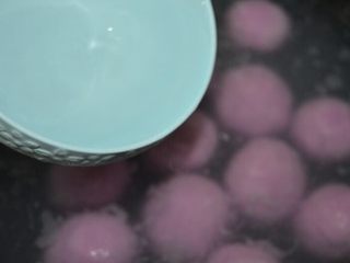 16、椰蓉燕麦馅紫薯汤圆,水再度烧开后加入一碗冷水