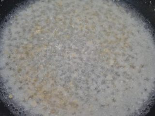 18、椰蓉燕麦馅紫薯汤圆,把剩的馅料放入，煮成汤，倒入盛有汤圆的碗里即可。