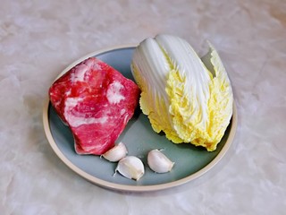 1、白菜炒肉片,准备食材。