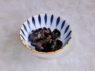 2、白菜炒肉片,黑木耳提前冷水泡发。