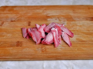 3、白菜炒肉片,梅花肉切片。