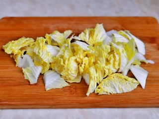 4、白菜炒肉片,白菜切成片。