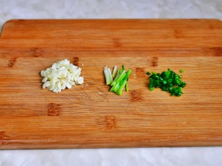 5、白菜炒肉片,小葱去皮洗干净葱白切段，葱叶切葱花，大蒜去皮切碎。