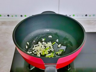 6、白菜炒肉片,起油锅，加入葱白与蒜末煸炒出香味。