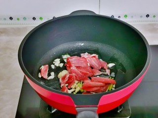 7、白菜炒肉片,加入肉片，十三香煸炒。