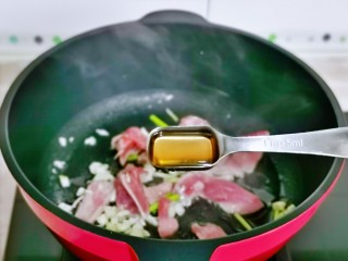 8、白菜炒肉片,加入料酒去腥。