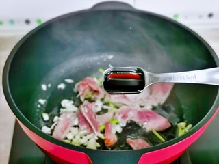 9、白菜炒肉片,再加入生抽。