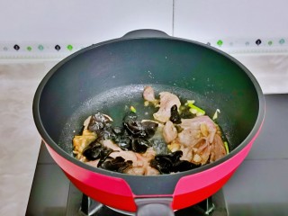10、白菜炒肉片,加入泡发的木耳。