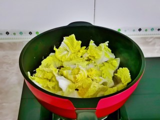 11、白菜炒肉片,再加入切好的白菜。