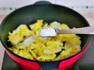 12、白菜炒肉片,按个人口味加入盐。