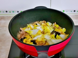 13、白菜炒肉片,加入半碗纯净水烧熟关火即可。