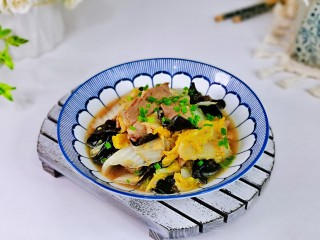 14、白菜炒肉片,盛出装盘撒上葱花，简单快手小炒，秋天适当多吃一些白菜木耳。