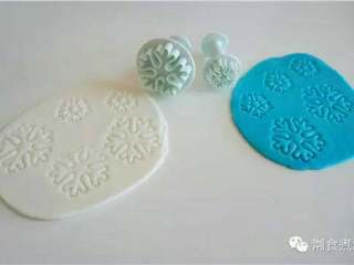 6、可爱到不忍下口的冰雪奇缘3D蛋糕|翻糖蛋糕教学,再用雪花模具印出雪花瓣贴在蛋糕上；