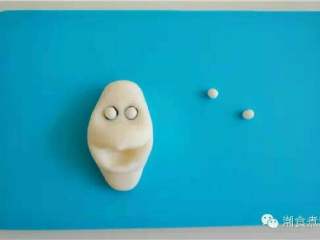 12、可爱到不忍下口的冰雪奇缘3D蛋糕|翻糖蛋糕教学,搓两颗白色眼球放入眼窝；