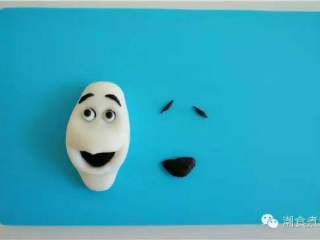 13、可爱到不忍下口的冰雪奇缘3D蛋糕|翻糖蛋糕教学,再用黑色翻糖做出眼球，眉毛和嘴巴的暗部；