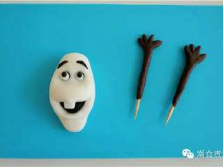 15、可爱到不忍下口的冰雪奇缘3D蛋糕|翻糖蛋糕教学,将棕色翻糖捏成两只小雪人的手并用牙签或意大利面折成小段固定好；