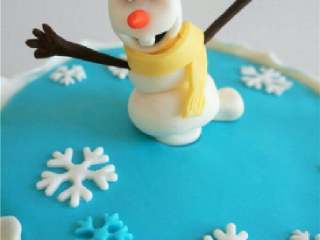 16、可爱到不忍下口的冰雪奇缘3D蛋糕|翻糖蛋糕教学,最后把小雪人的身体全部固定好，并且适当地加上点缀，例如头发，鼻子和围巾等；