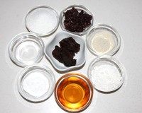 1、绿豆糕,绿豆糕制作材料：绿豆粉100克，糯米粉7克，低筋粉17克，水20克，麻油38克，细砂糖70克，红豆沙适量，蜜蜜豆红小豆适量。