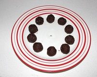 2、绿豆糕,先把红豆沙和红小豆掺一起拌匀，然后搓成20克一个圆球，放冷藏冰箱待用。