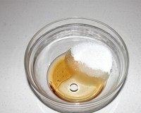 3、绿豆糕,水，麻油，细砂糖一起拌均匀。