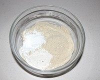 4、绿豆糕,绿豆粉，糯米粉和低筋粉三种粉类一起加到水油混合物里一起拌均匀。