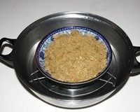 5、绿豆糕,拌好隔水蒸40分钟，蒸的期间搅拌几次让上面的面也能均匀的蒸到，期间看面干的程度可以适量的加点水拌拌。