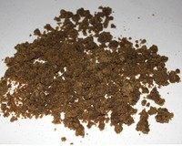 6、绿豆糕,蒸好拿出来倒在操作台上让它冷凉的快点，稍微凉到可以用手捏的温度就可以了