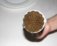 8、绿豆糕,包好了放月饼模具里压实压紧再推出来即可